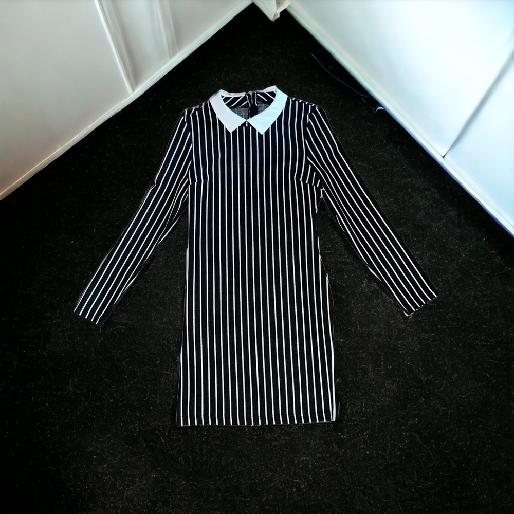 Revamped
Black White Pinstripe Collared Dress M
Wednesday Addams Goth - Picture 6 of 15